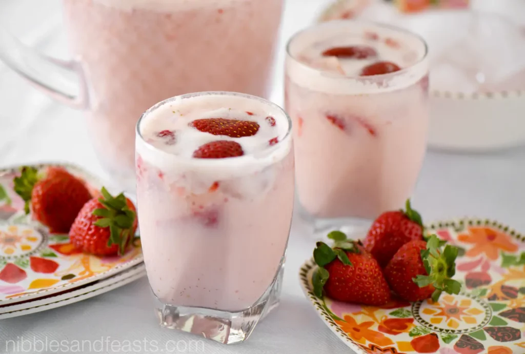 Agua Fresca de Fresas con Crema: A Refreshing Strawberry and Cream Delight
