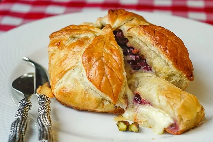 Baked Brie in Puff Pastry: A Decadent Appetizer Recipe